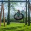 Lapsi istuu Bird Nest Swing with Tower (BNS 90 cm) -keinuistumessa.